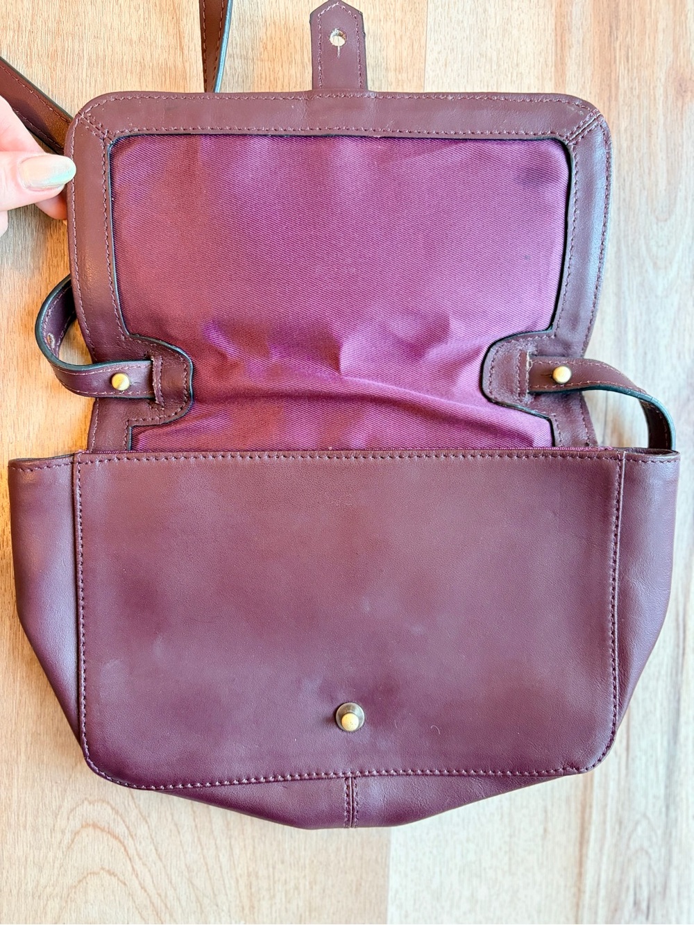 Vintage Leather Burgundy G.H. Bass & Co Womens Crossbody Bag with Card Holders - Picture 3 of 8